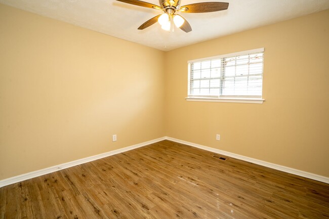 Building Photo - Newly Updated 3 Bedroom 2 Bathroom Home!