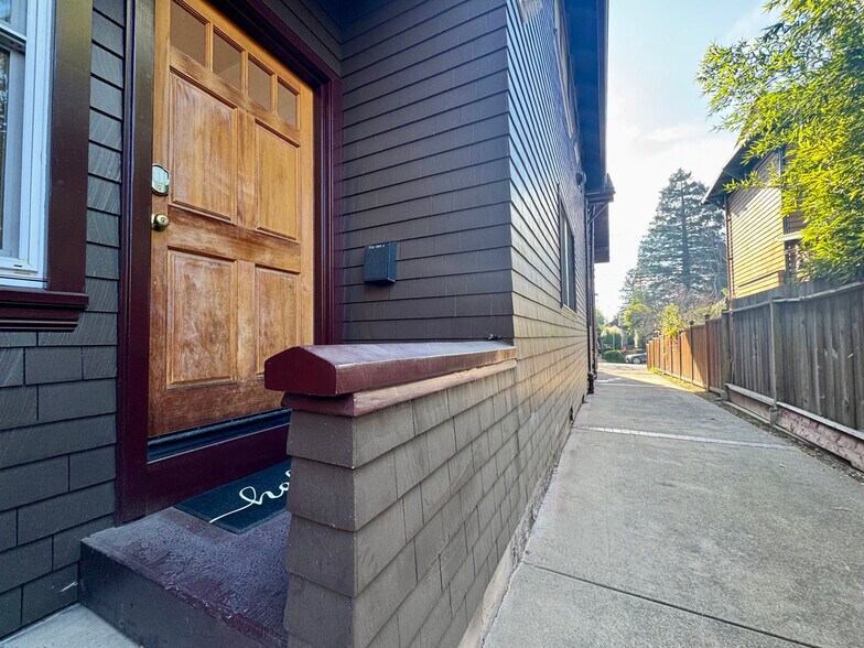 Building Photo - 2733 Russell St