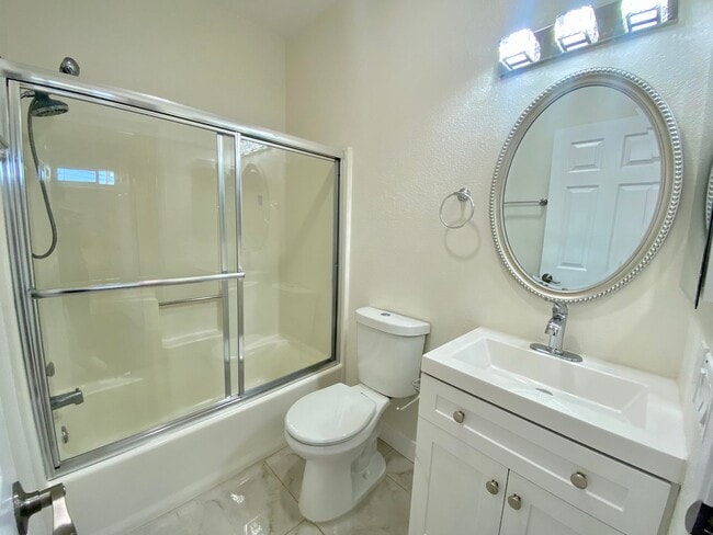 Building Photo - Upstairs 2BD Apartment Home! Great PB Location! Garage! AC!