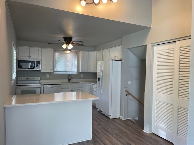 Building Photo - Rochester 3-Bedroom, 1.5 Baths, Entertainm...