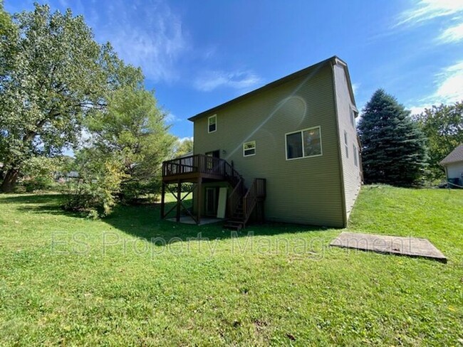 Building Photo - 6879 Oak Lake Dr
