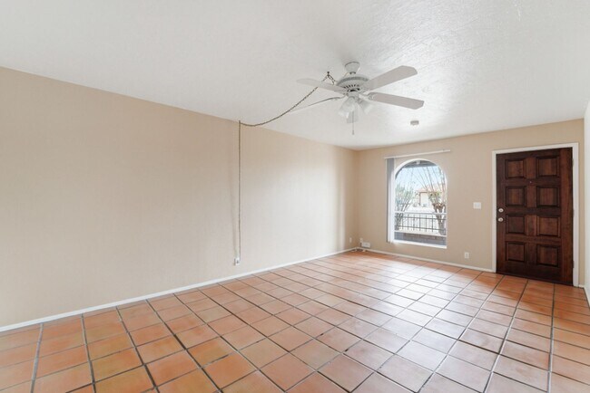 Building Photo - Maintained Mesa rental offering comfort, convenience, and easy access to everything the East Vall...