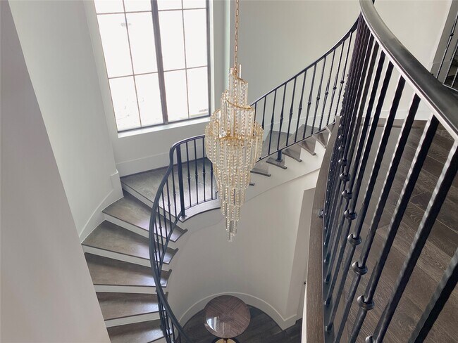 Building Photo - 4642 Devon St