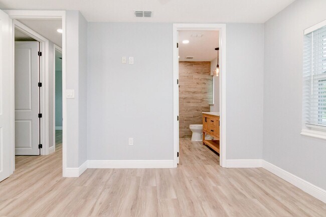 Building Photo - Gorgeous Mid-Centry Modern 3bed/2bath with...