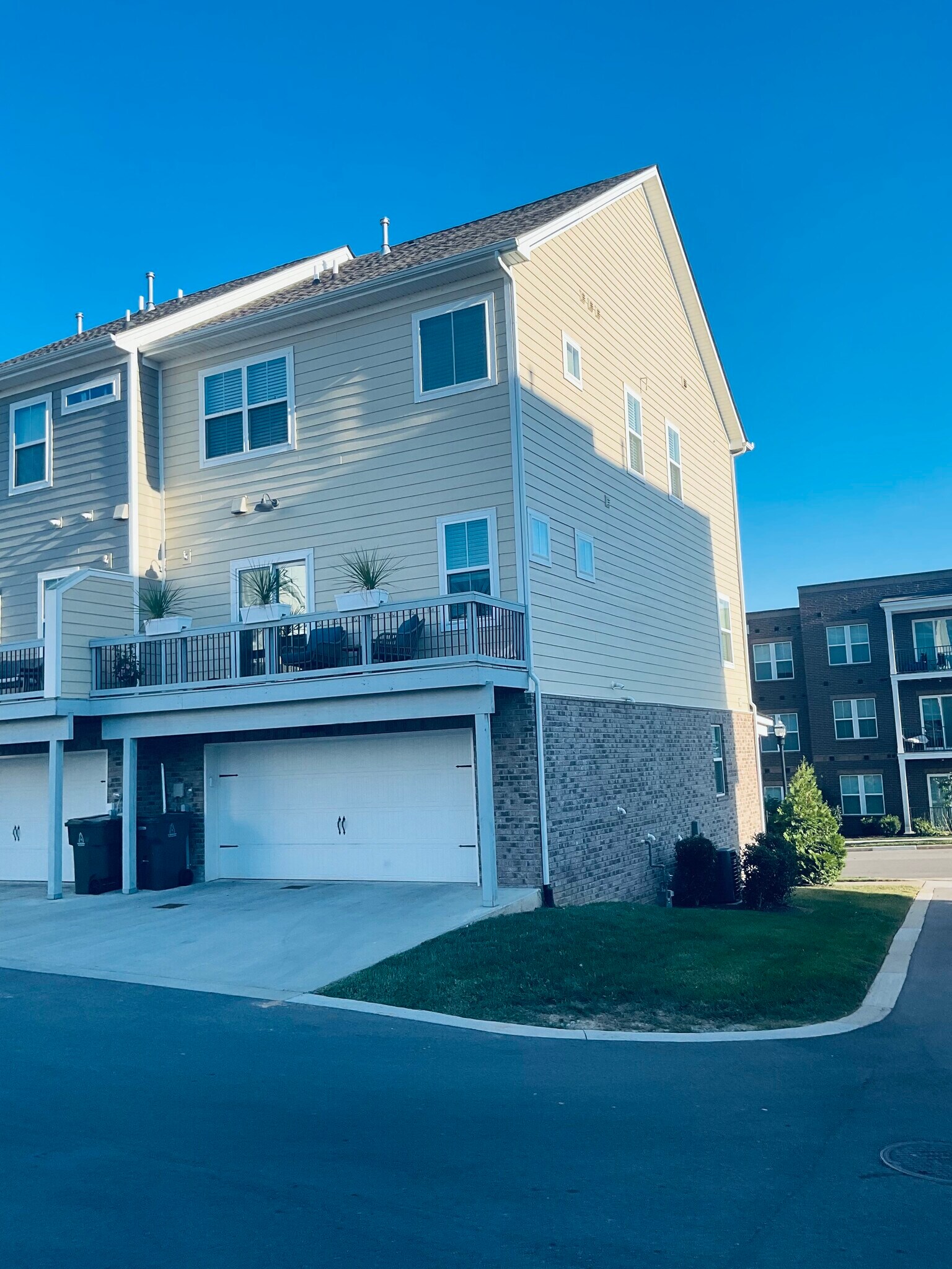 Garage 2 - 3338 Tasker Dr