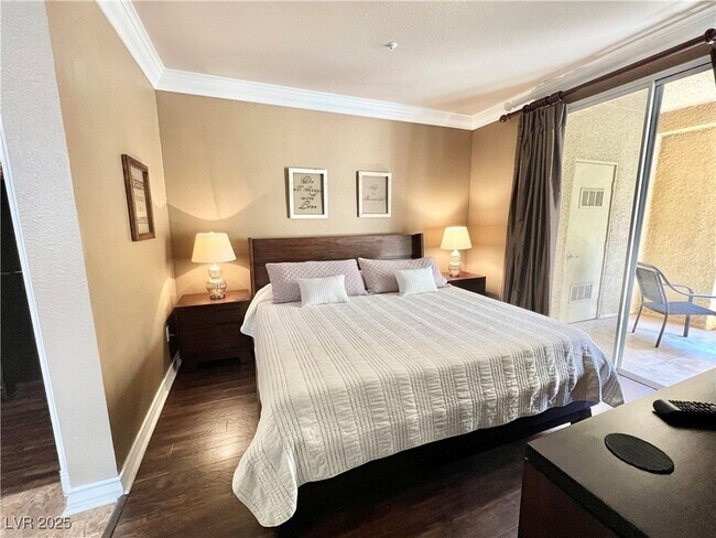 Building Photo - 230 E Flamingo Rd