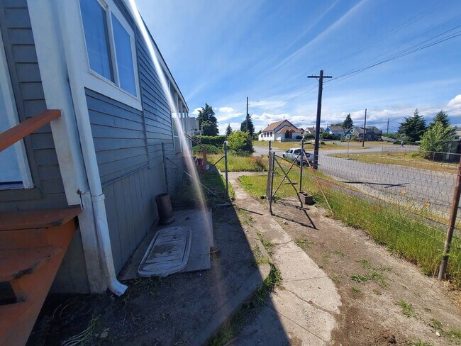 Building Photo - Charming Tacoma Home on a Peaceful Corner Lot!