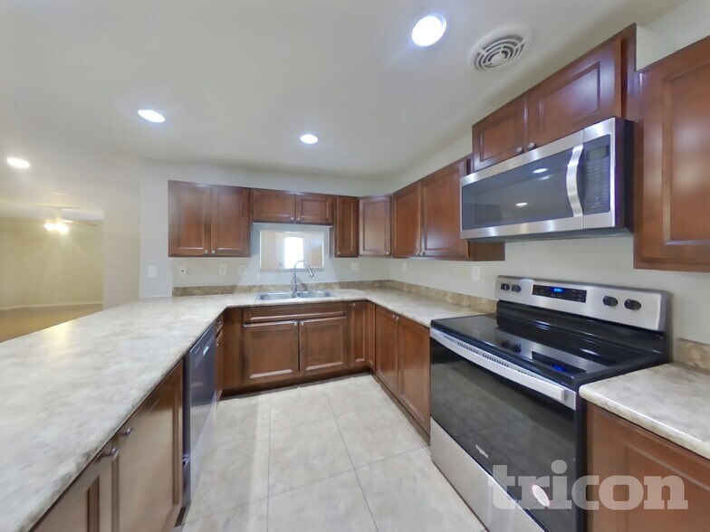 Building Photo - 1005 S Solomon