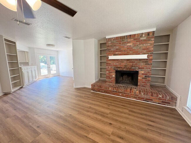 Building Photo - 208 Avon Ct