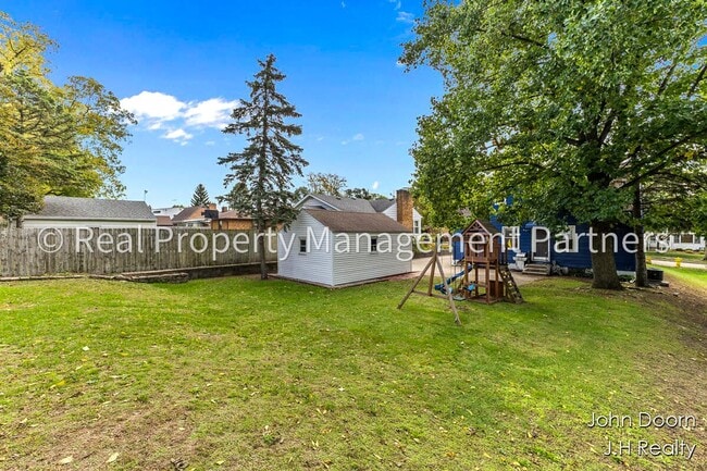 Building Photo - Spacious 3-Bedroom Home in Alger Heights – Modern Kitchen, Private Yard & Garage