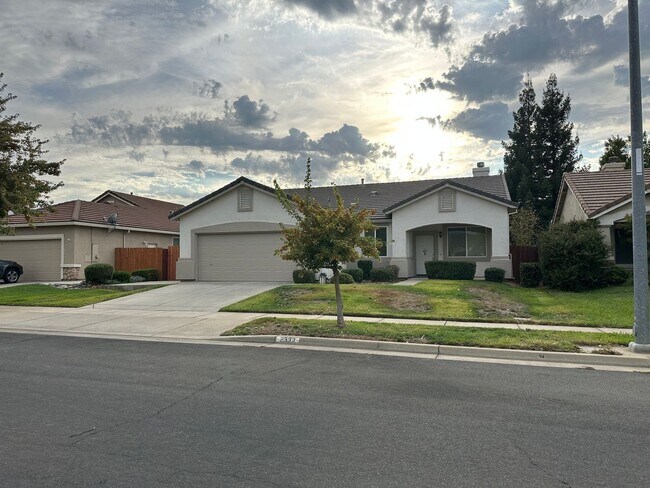 Building Photo - 3 Bedroom 2 Bath Home