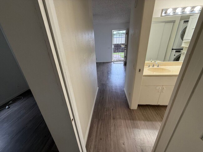 Building Photo - 91-214-214 Hanapouli Cir