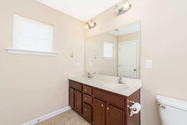 Building Photo - Beautiful 3 bedroom 2 Bath Town Home in Wi...