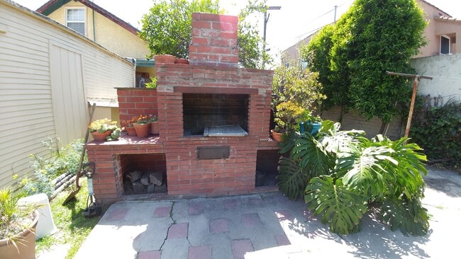 Building Photo - Gorgeous and Spacious 3-Bedroom 2-Bath home with Built-In BBQ, Garage, Hardwood Floors & Yard! MO...