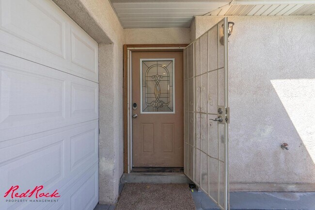 Building Photo - Fresh Carpet! Spacious 5-Bedroom Townhome