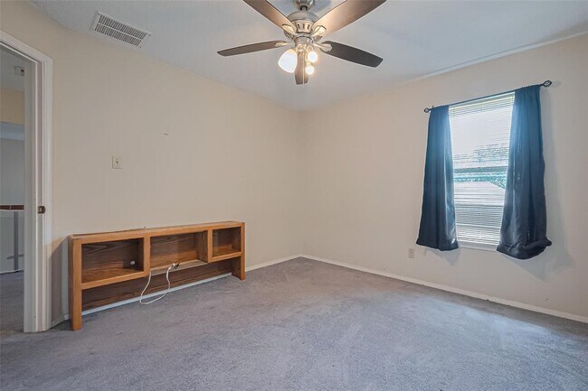 Building Photo - 3812 Redbud Dr