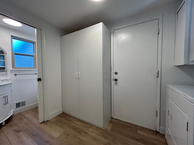Building Photo - Spacious 4-Bedroom 2.5 Bath Single-Story H...