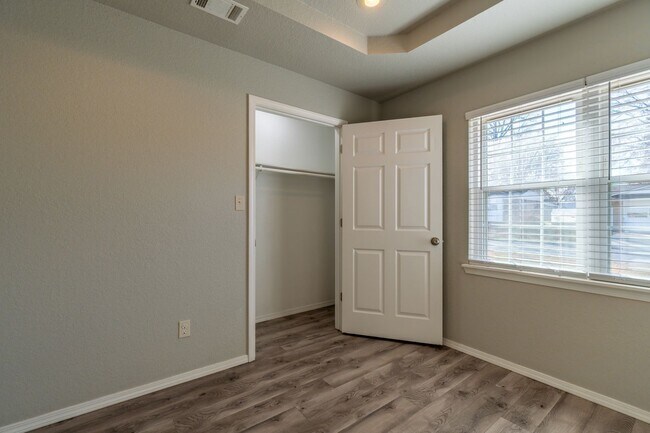 Building Photo - Gorgeous 3 Bedroom 2 Bathroom Home in Fort Smith