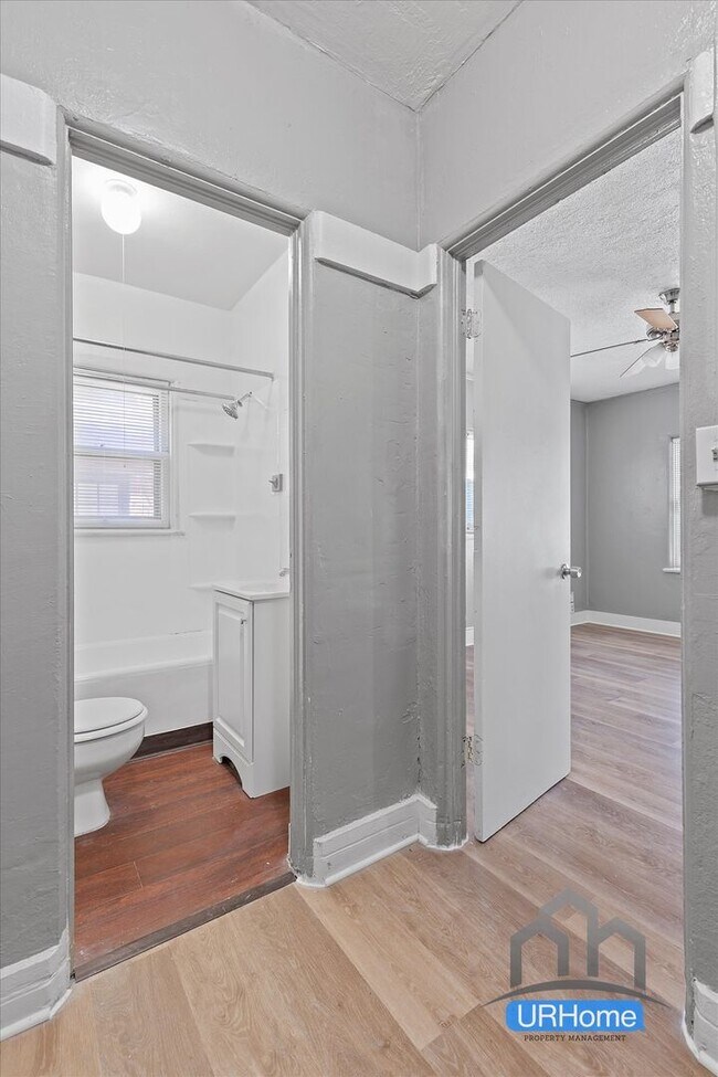 Building Photo - Exceptional Value: Charming Portland Studio ($1,100)