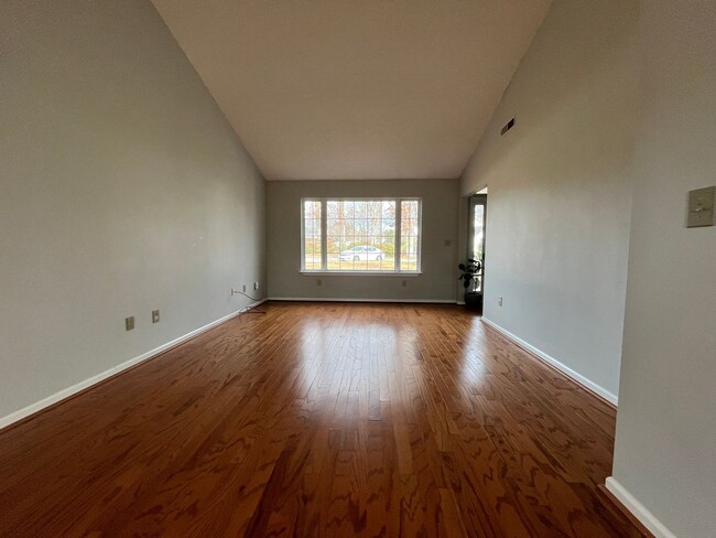 Building Photo - Spacious 3/3 Available For Move In Now