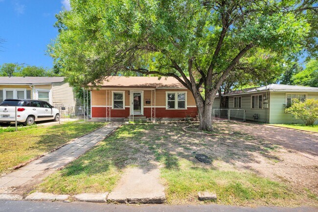 Building Photo - Cozy 2 Bedroom Home in Downtown San Antonio!