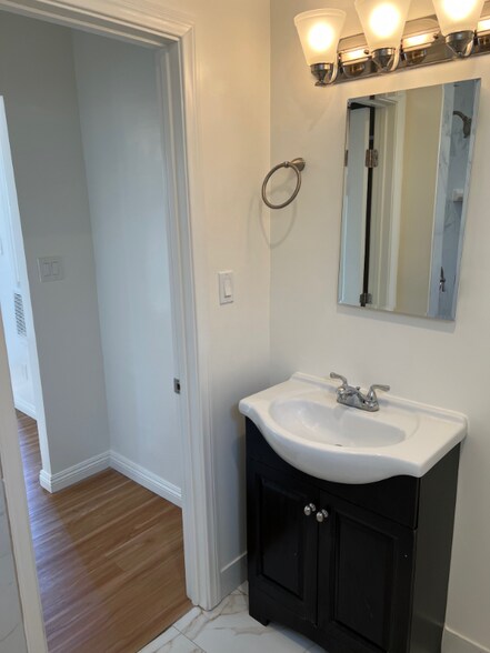 Building Photo - 1114 4/5 Tamarind Ave