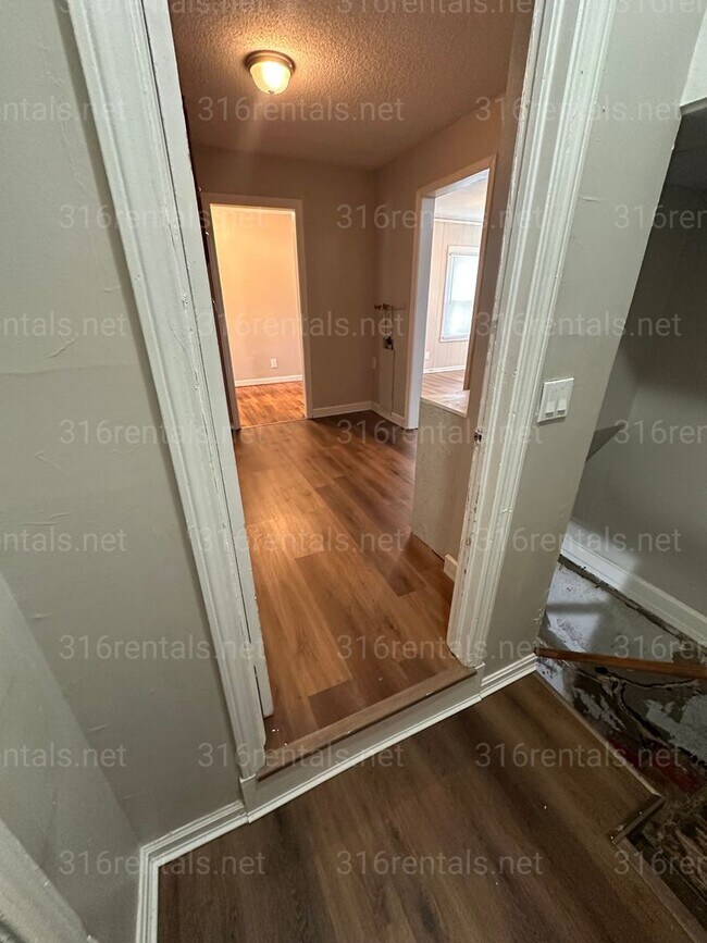 Building Photo - $950 - 2 bedroom / 1 bathroom home with a bonus loft!