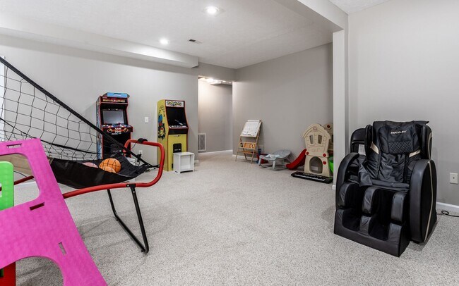 Building Photo - Spacious 5-Bed Home with In-Law Suite, Fin...