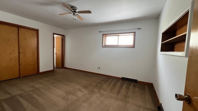 Building Photo - Lovely Spacious House in great location !!