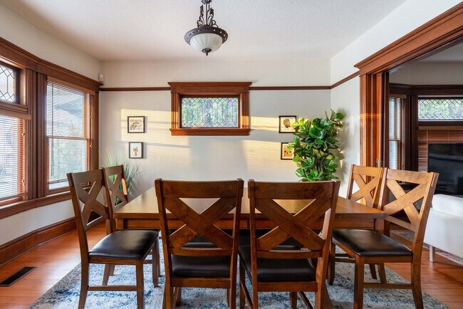 Building Photo - 26 NE 11th Ave