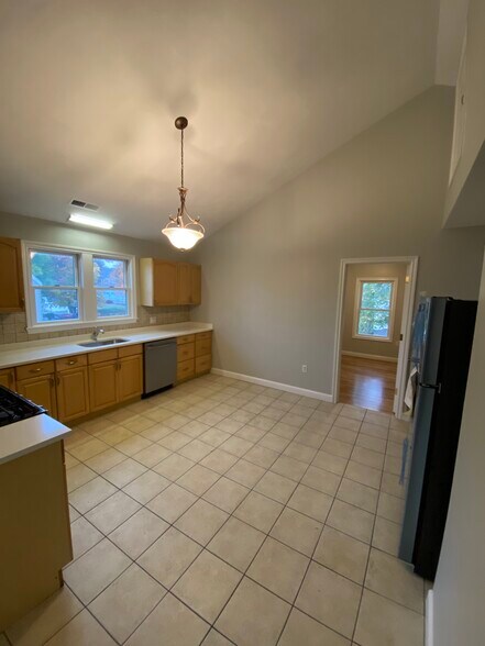 Building Photo - 118 Beverly St