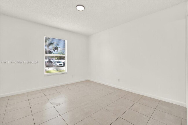 Building Photo - 941 SW 7th Ct
