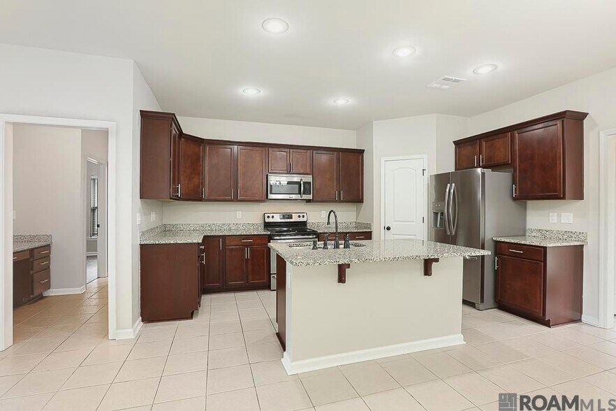 Building Photo - 18317 Sunset Park Dr