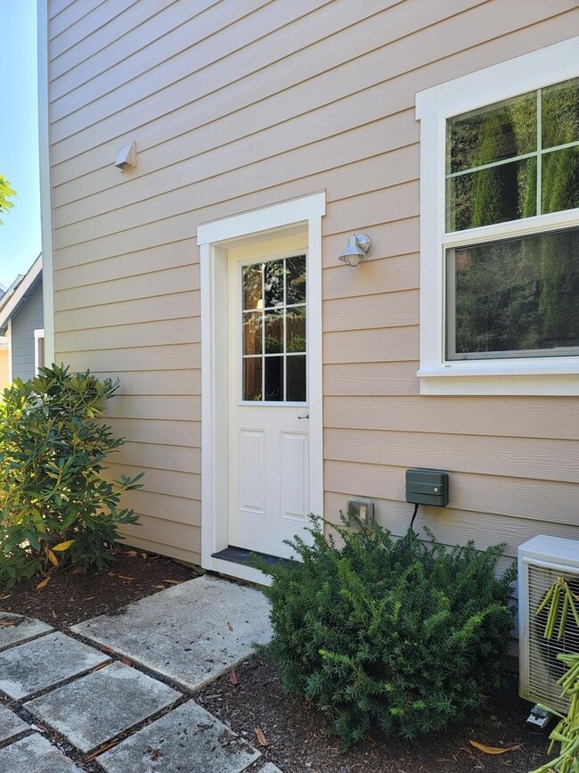 Building Photo - 2 Bedroom Townhome in Beautiful Poulsbo Place