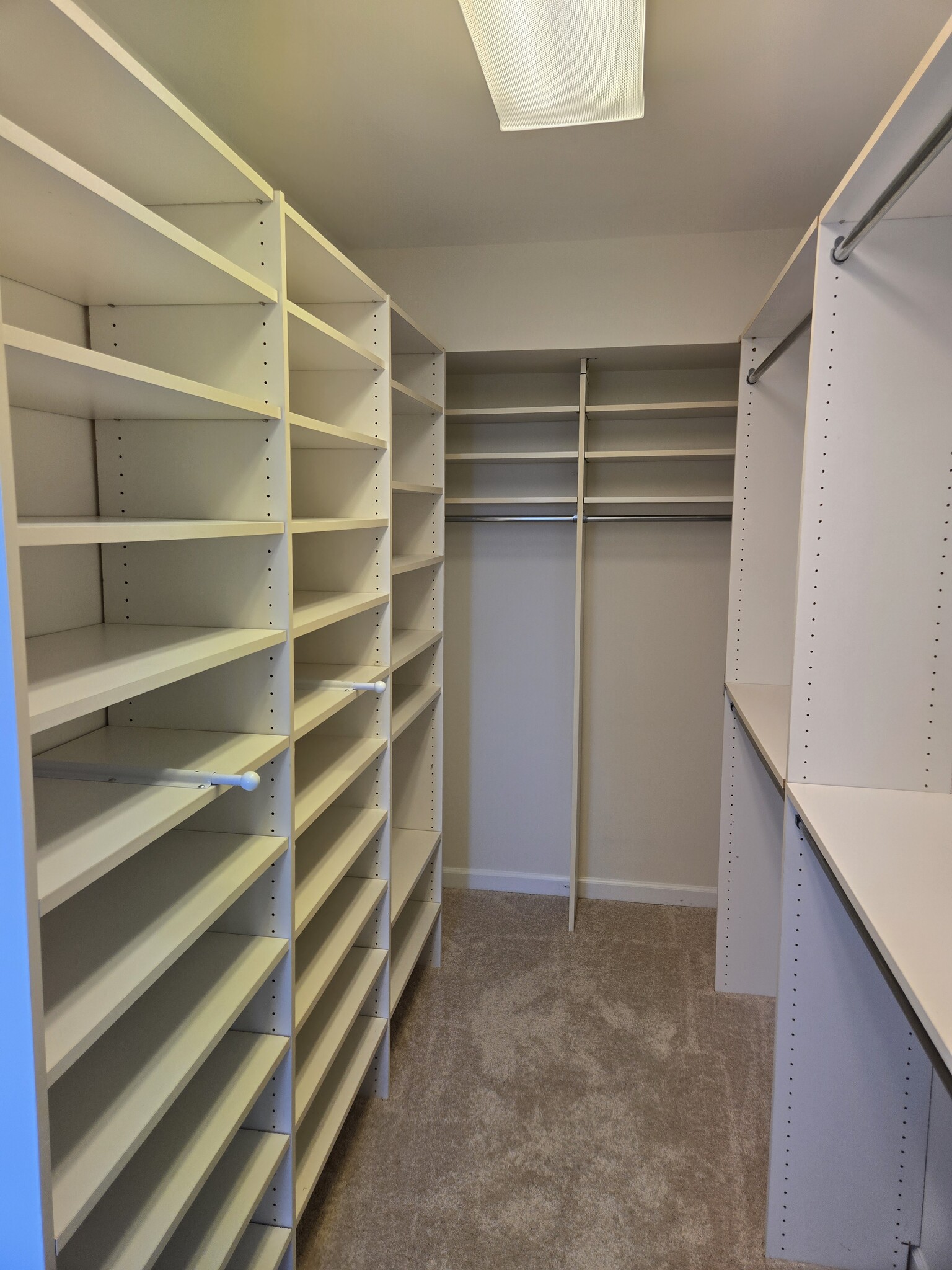 Prime BR Walkin Closet - 5450 Whitley Park Ter