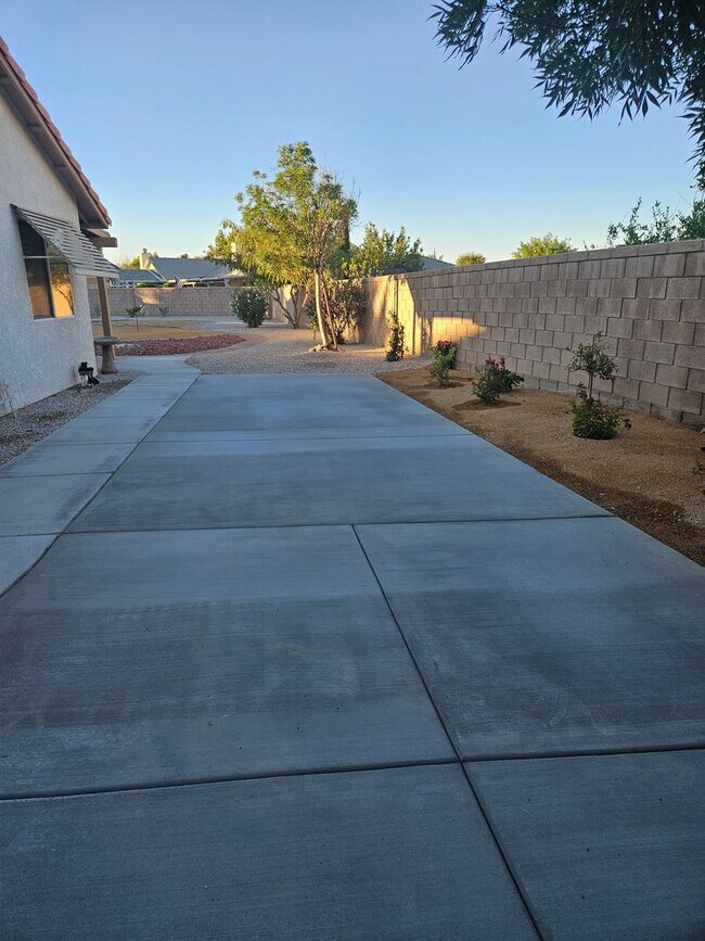 Building Photo - 3 Bedrooms, Den, 2 Bathrooms, 3 Car Garage...