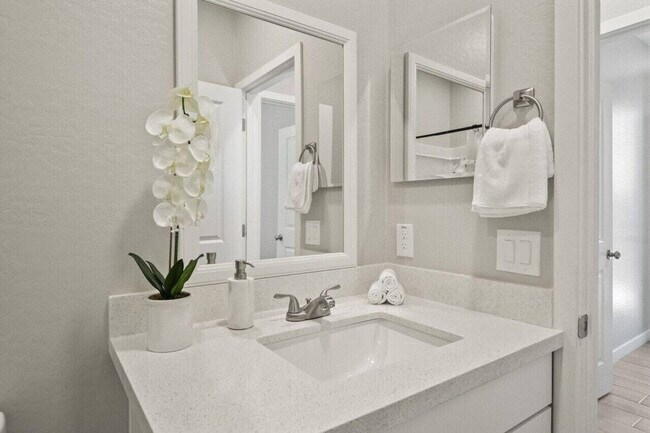 Building Photo - 6612 W Paradise Ln