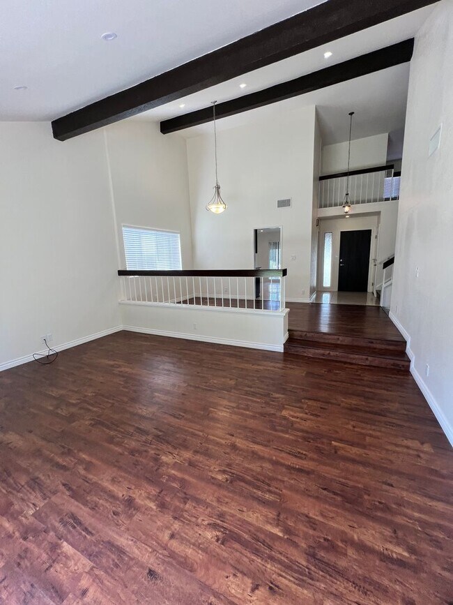 Building Photo - Camarillo - Four bedroom, 2.5 bathroom, plus loft
