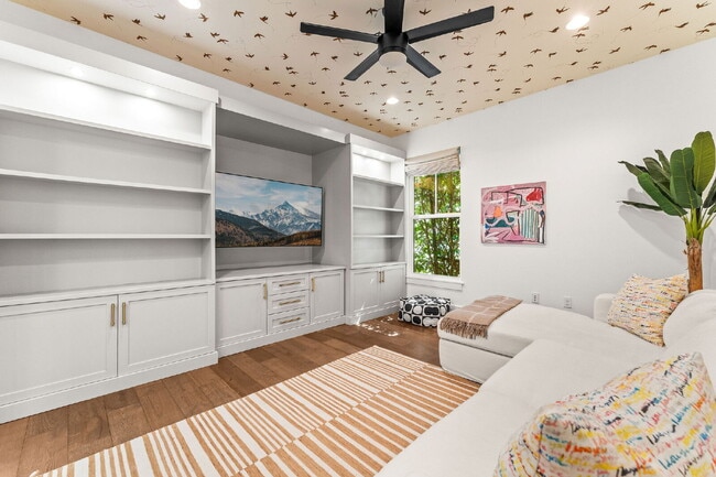 Building Photo - Experience Elegance and Comfort: Spacious ...