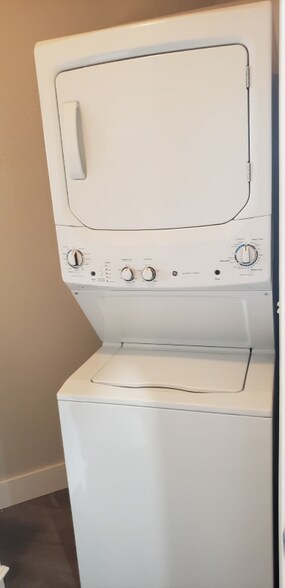 Building Photo - 105 E 5th St