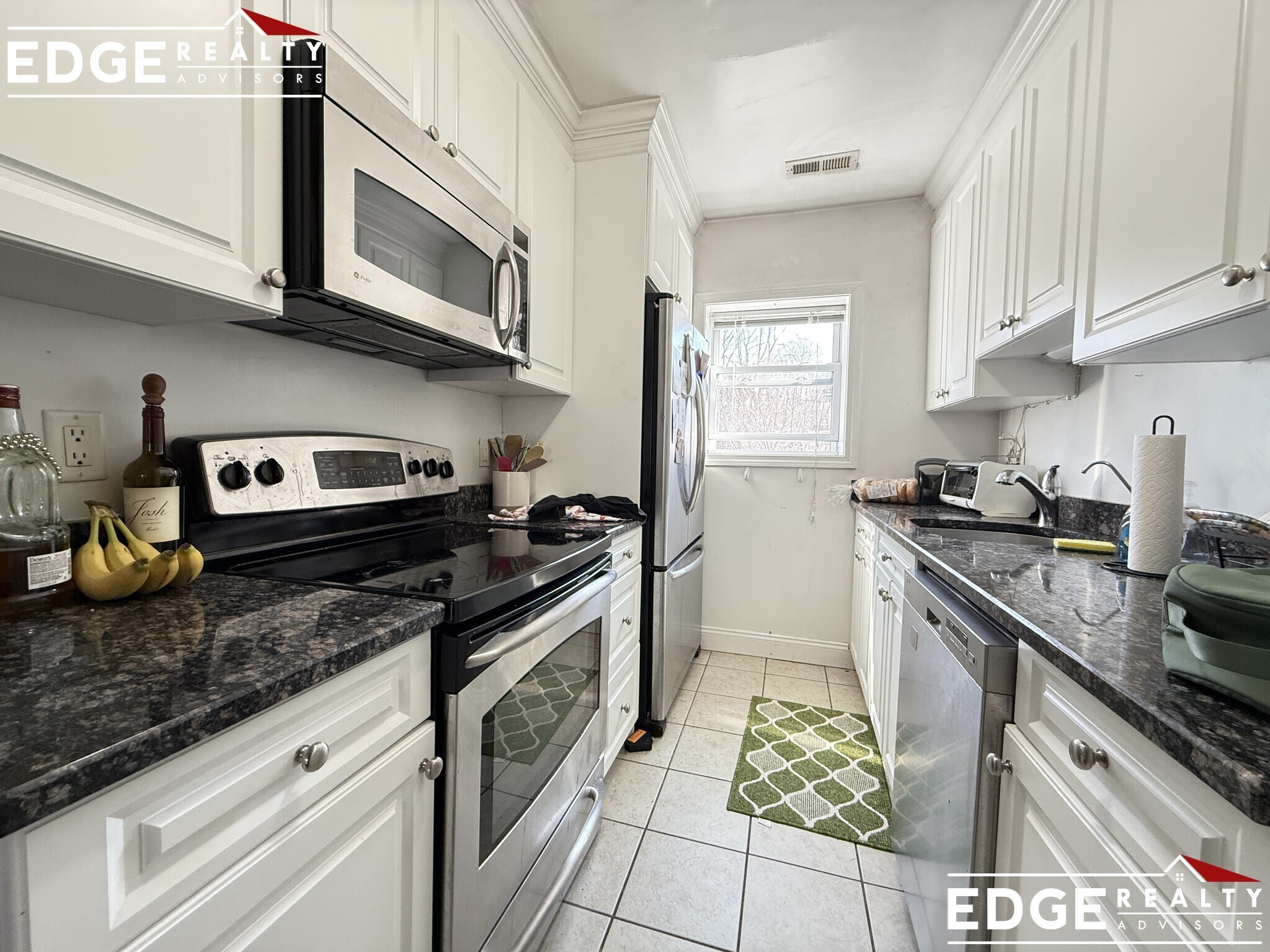 Building Photo - 140 Newton St