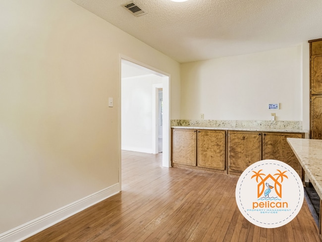 Building Photo - Cozy 2 Bedroom House with Large Yard in Pe...