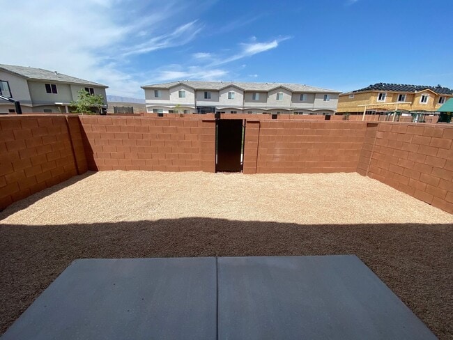 Building Photo - Newer- Red Mountain Vista Town Home,