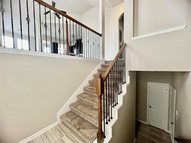 Building Photo - 8758 Laurel Crest Dr