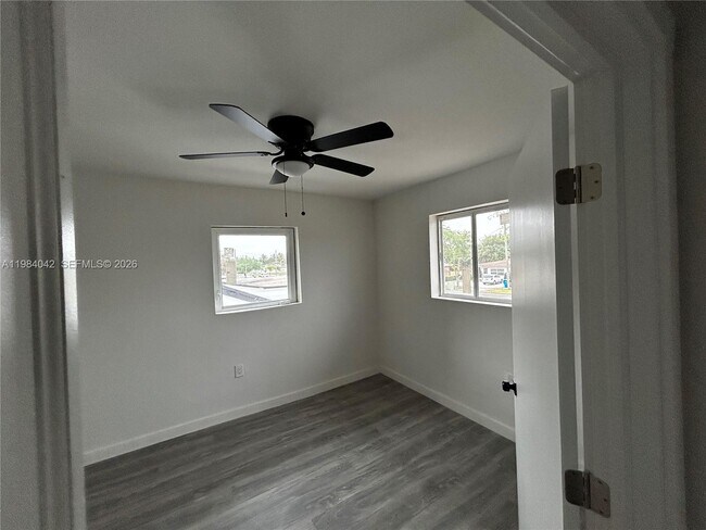 Building Photo - 4429 SW 21st St