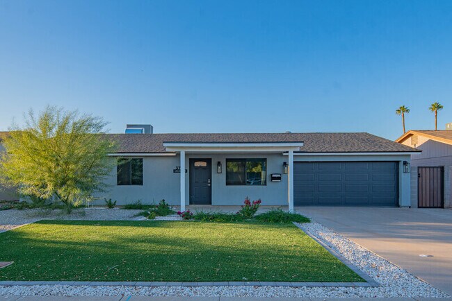 Building Photo - 3701 E Ludlow Dr