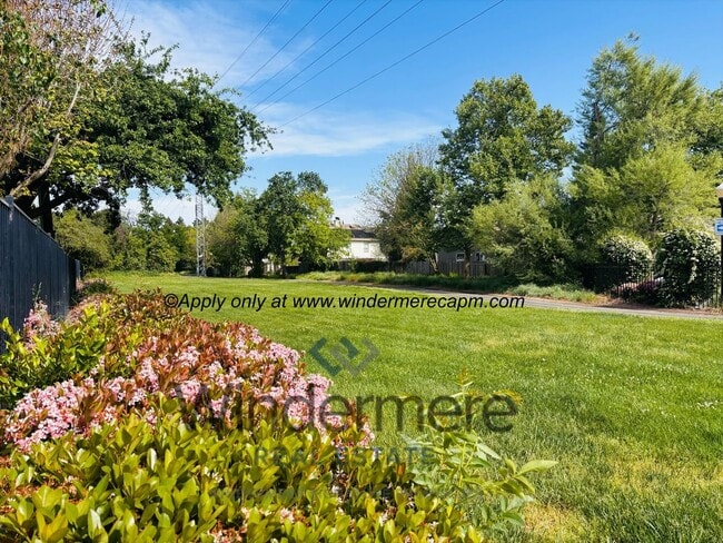 Building Photo - Stylish & Spacious 2 bedroom-/1 bath Condo in Astoria at Gateway Oaks!