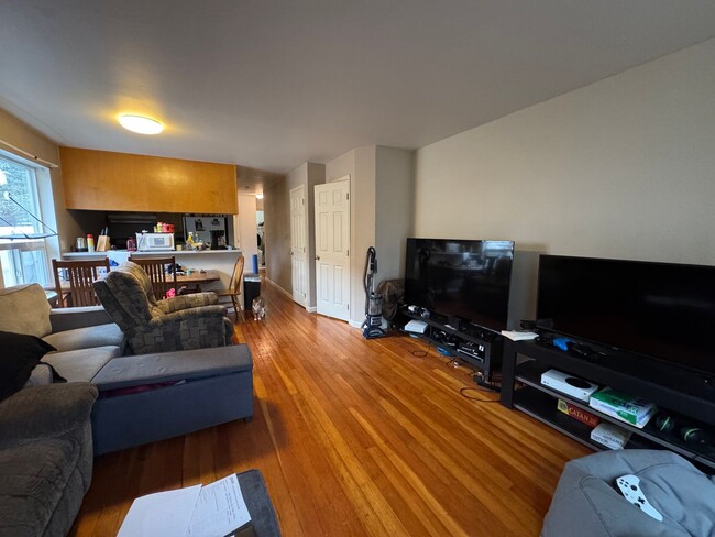 Building Photo - 3 Bed 1.5 Bath Townhouse w/ Garage Close t...