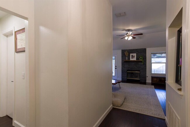 Building Photo - 906 Iris Dr
