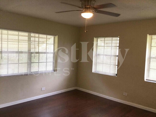 Building Photo - 1121 NW 23rd Terrace